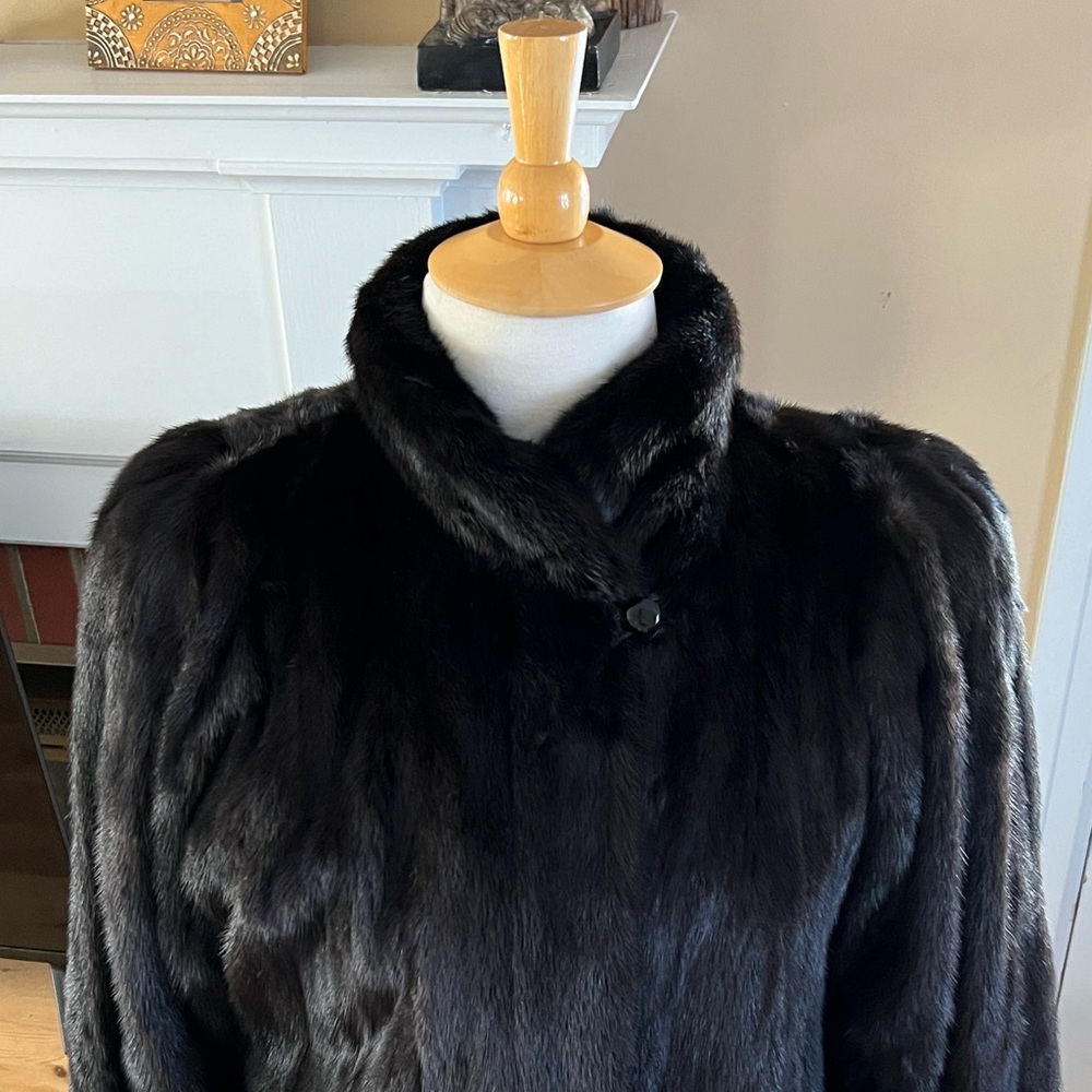 BILL BLASS MINK COAT - Picture 4 of 7